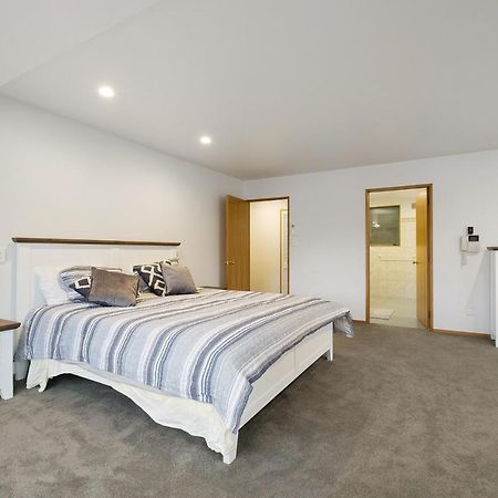 Huge Lakefront Delight - Queenstown Holiday Home Exterior photo