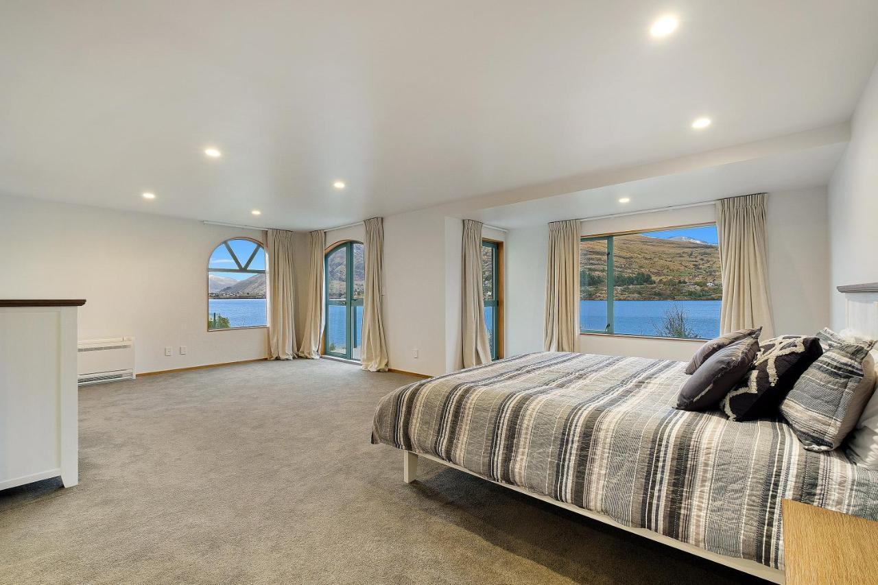 Huge Lakefront Delight - Queenstown Holiday Home Exterior photo