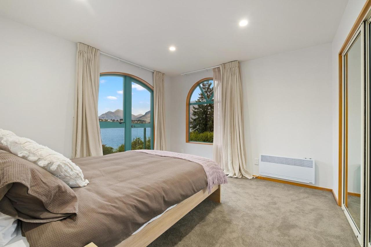 Huge Lakefront Delight - Queenstown Holiday Home Exterior photo